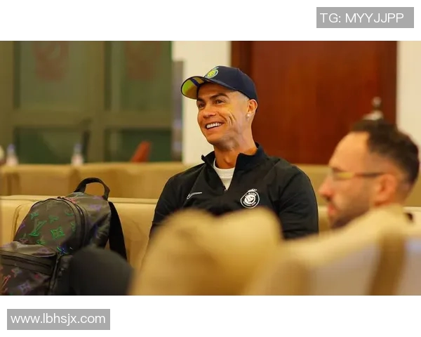 各大足球明星陆续抵达机场引发球迷热烈关注与期待